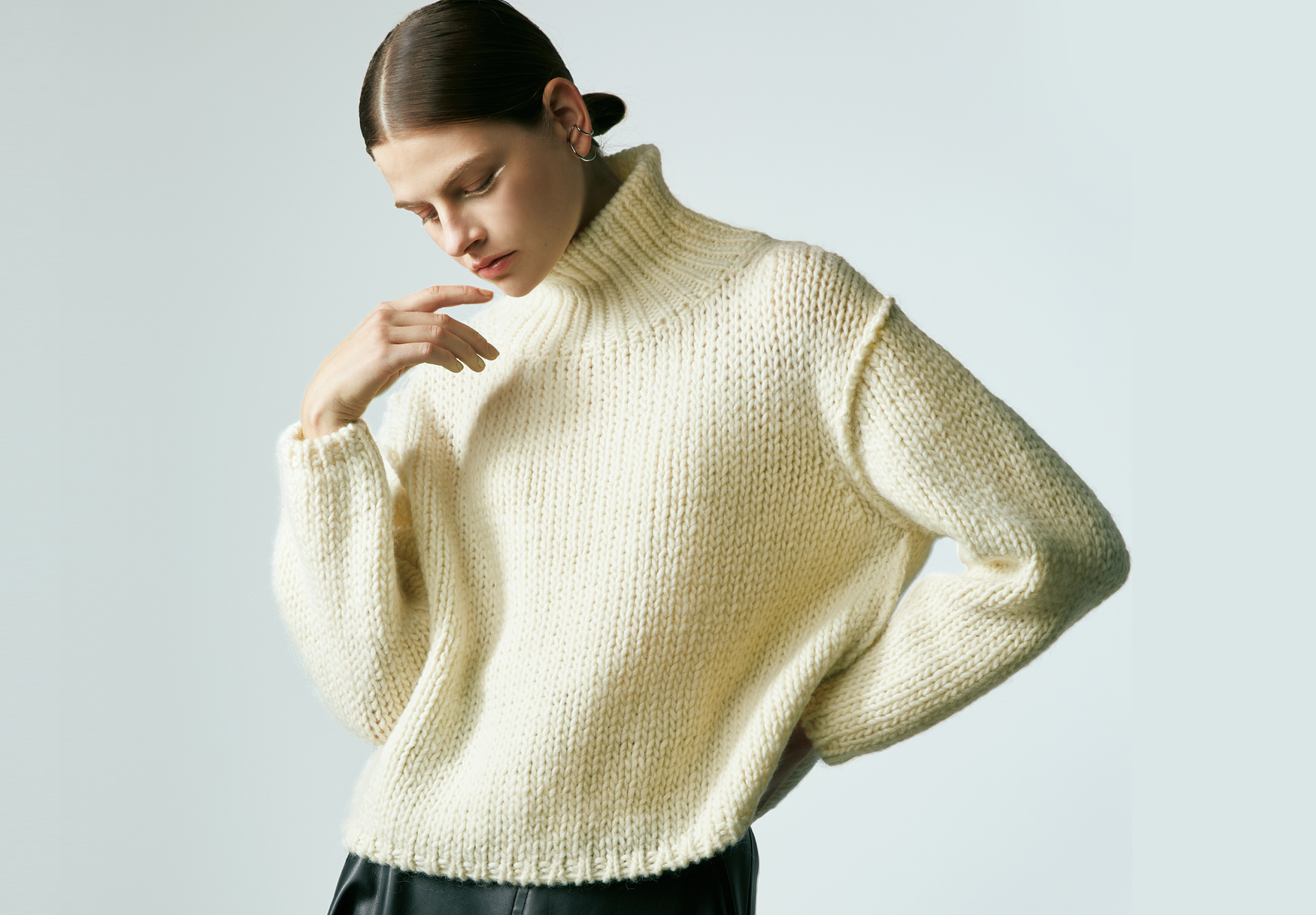 まるで“うどん”のような太い糸!この冬のおうち時間をおしゃれにするコムサのバルキーセーター発売