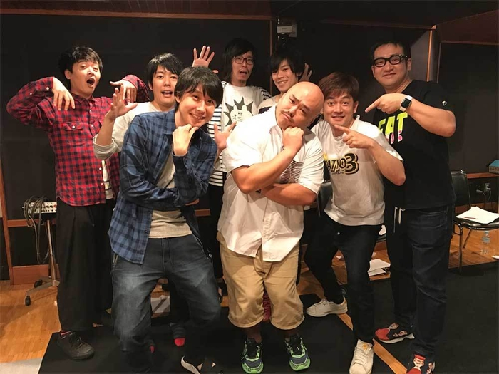 鈴村健一さん:写真前列左、クロちゃんさん:写真前列右