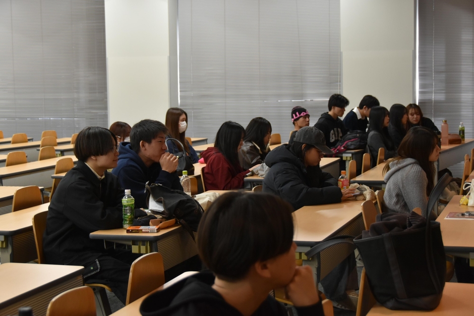 講義を聞く学生たち