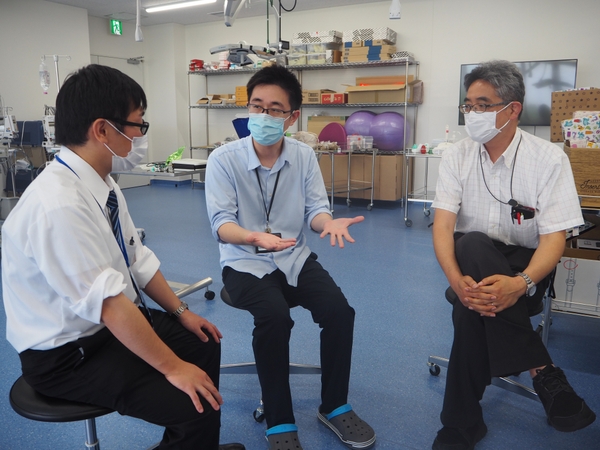 情報理工学科の赤木教授（右）、横田雅司助教（左）と打ち合わせる宮部助教（中央）