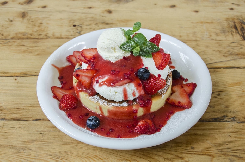 ハニーホイップといちごベリーソースがアクセント!