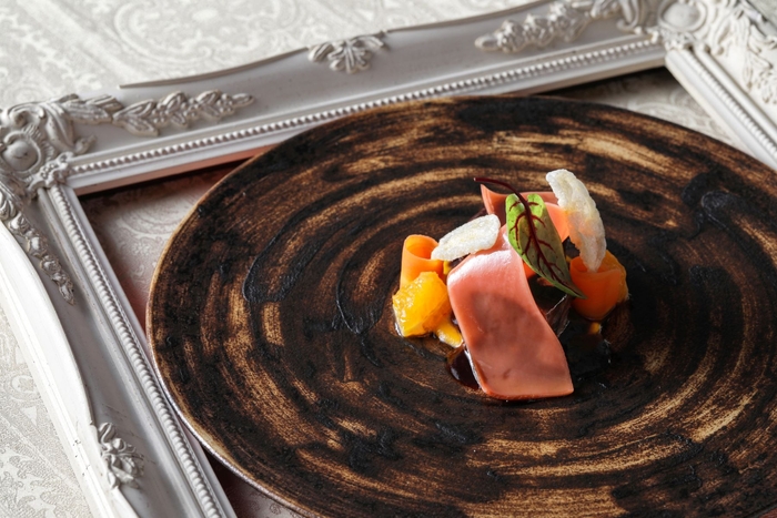 国産牛頬肉の赤ワイン煮込み 国産人参のピュレ オレンジのクリュディテとパッパルデッレ 黒胡椒を香らせて