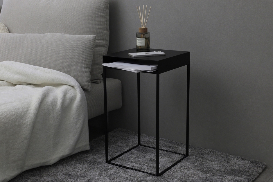 ベッドサイドやソファサイドを、より便利に整えます。