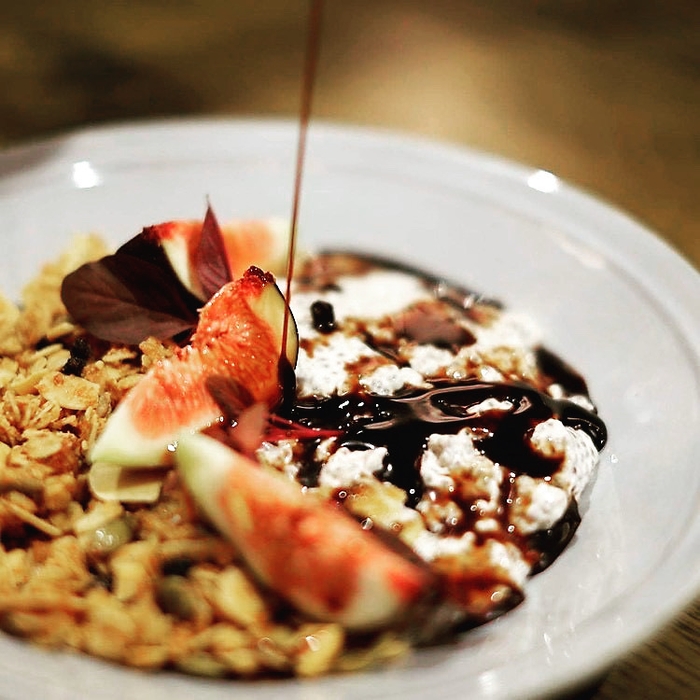 発酵ザクロ100%〔9〕をヨーグルト、グラノラにかけて