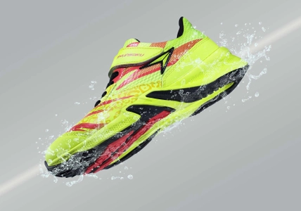 子どものための靴「瞬足」から 雨の日も快適、滑りに配慮した靴底の防水モデルが登場　 防滑性が求められるプロ向け厨房シューズを参考にした靴底を採用