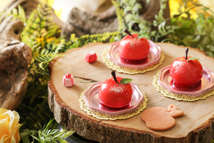 ▲ “真っ赤な林檎”ヨーグルトムース  ムースの中に、林檎のコンフィが入ってお り、さっぱりとした味わい。ラズベリーのグ ラサージュで真っ赤な林檎を表現。