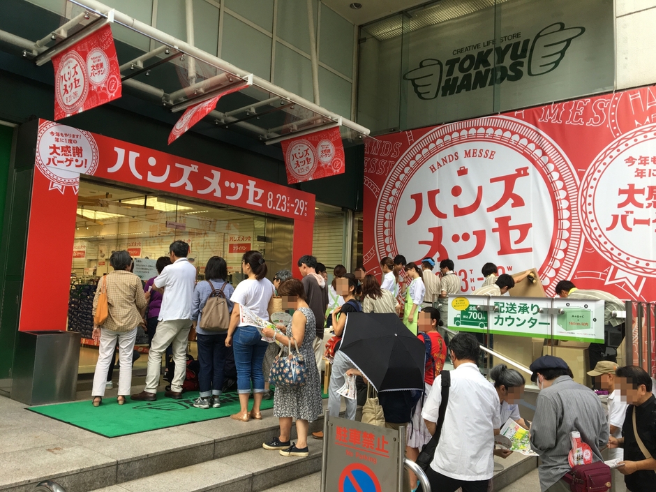 渋谷店・入口にて開店を待つお客様