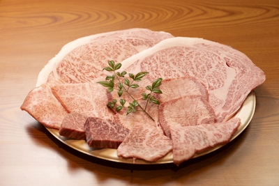 高級黒毛和牛セットのお肉(仕入れ状況によって異なります・写真は2人前となります)