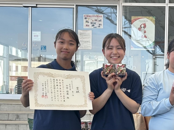 470級１位の山田（左）・佐藤組