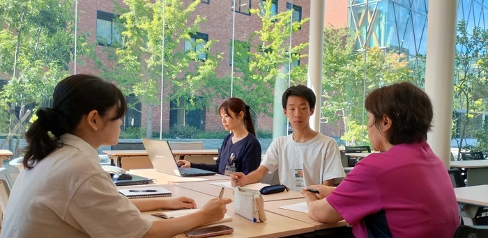 プロジェクトチームの会議風景