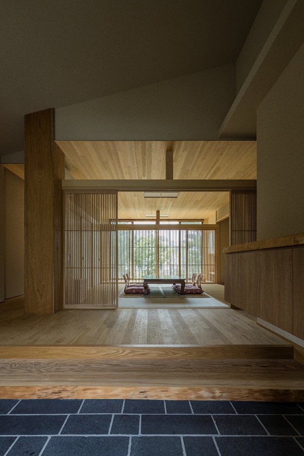 父様が遺したけやき(写真左)を大黒柱として使用した和室