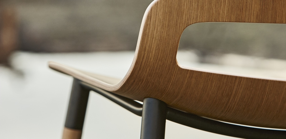 座と脚を連結するシームレスなスチールフレーム