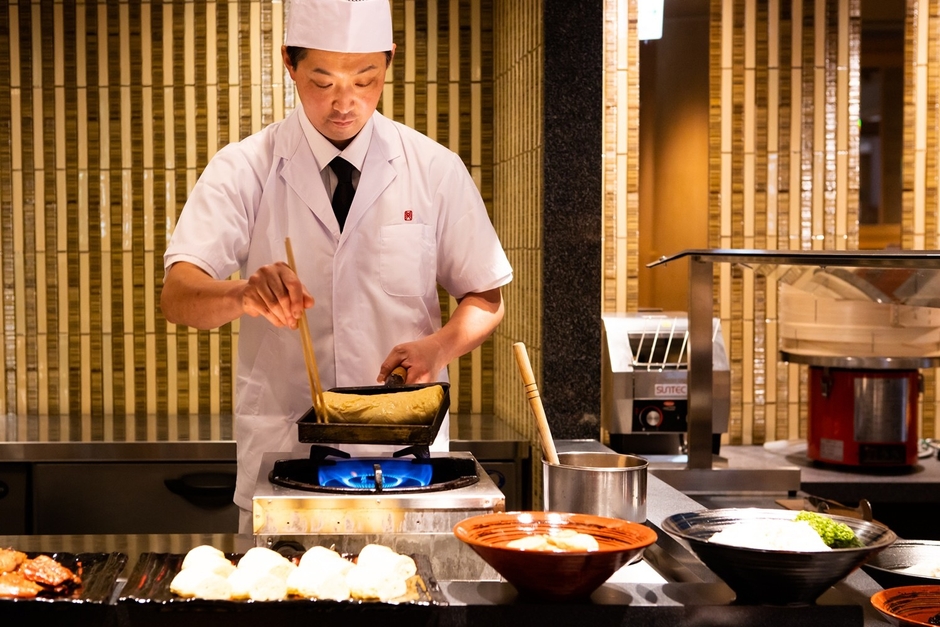 板さんが目の前で焼いてくれる出来立てアツアツの出汁巻き卵