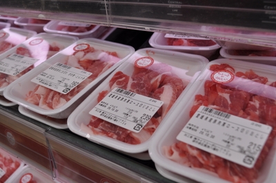 使いやすい少量パックを 展開する精肉コーナー