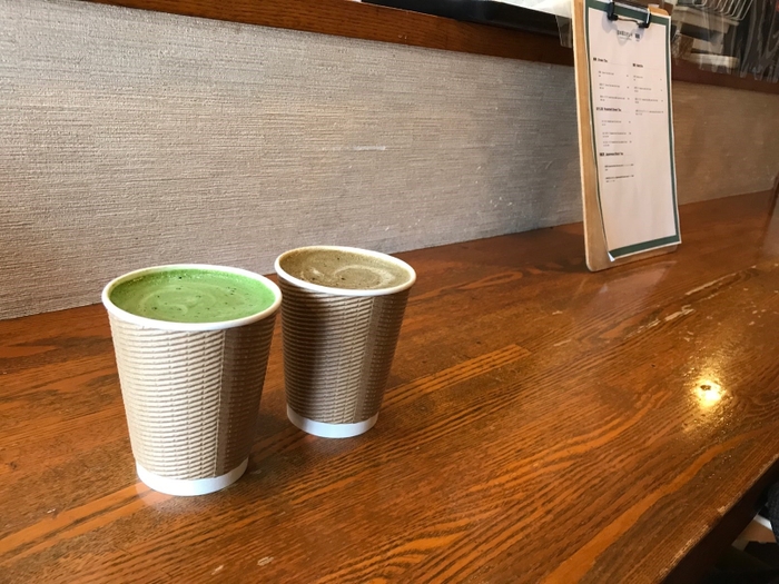 抹茶ラテ（砂糖なし）とほうじ茶ラテ（砂糖なし）　