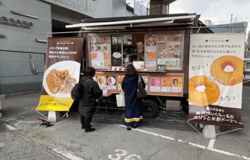 【キッチンカー出店の様子(近鉄奈良線「河内永和」駅)】