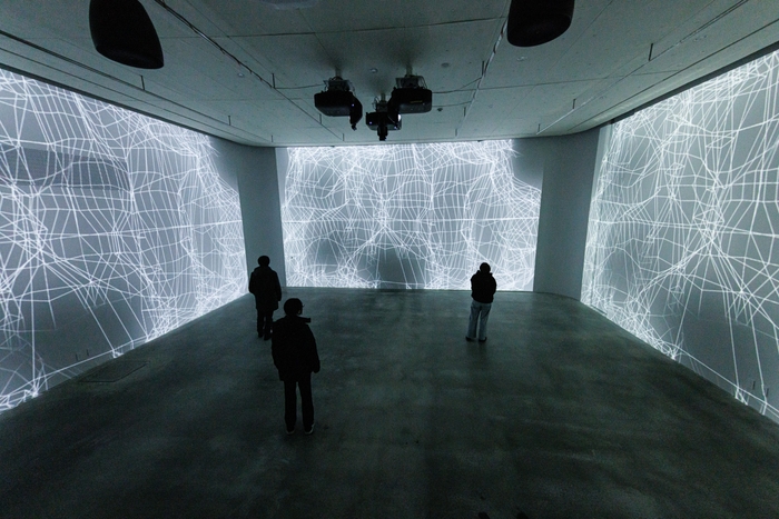 3面プロジェクター投影されるスタジオも！2