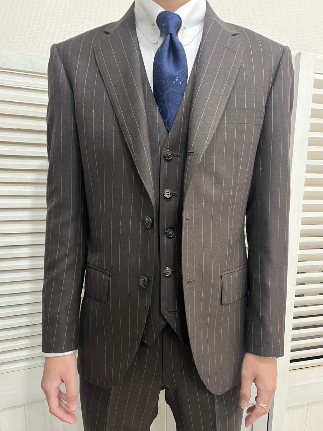 ブラウンのストライプスーツ