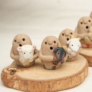 千本松牧場オリジナルはにわ（ふれあい動物広場の動物と一緒に）