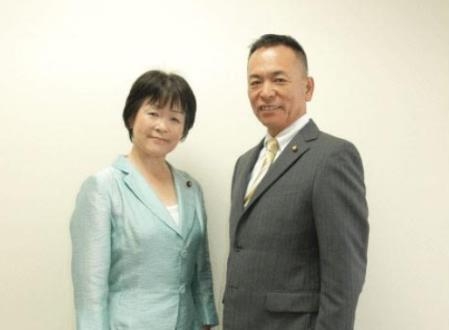 八尾市議会 議長 田中 久夫 氏(右) 副議長 大星 なるみ 氏(左)