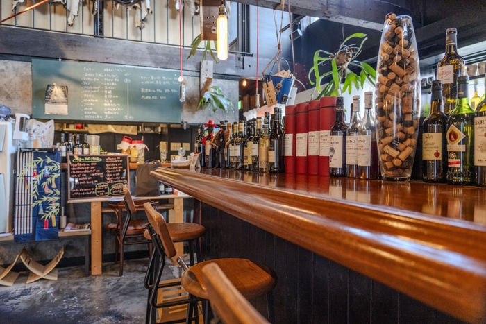 スペインバル「Palomino」のバーカウンター。こちらも古民家を改造したオシャレなカフェ&バー