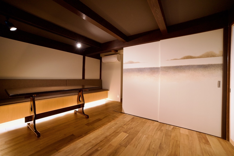 仁藤里誉渚の新作「琵琶湖の夕景」風景を抽象的に表現し、独自のタッチで描いた作品