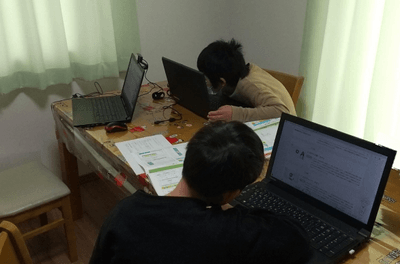 端末を操作する子どもたちの様子