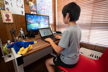 正しい姿勢で長く使える子ども向け学習机 「多機能フレームデスク」を10月12日より販売