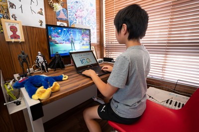 多機能フレームデスクでゲームをする姿