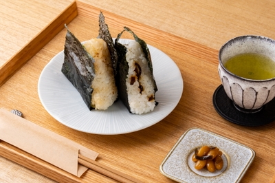 「おにぎり2個と小鉢1品セット」 880円(おにぎり1個セットの場合は 605円)