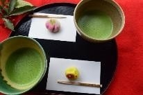 金粉抹茶と上生菓子のセット（イメージ）