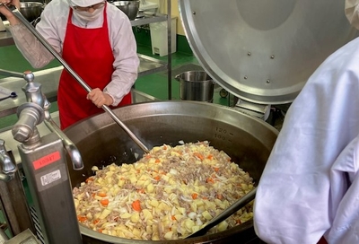 SDHが調理業務を受託している北学校給食共同調理場での調理の様子