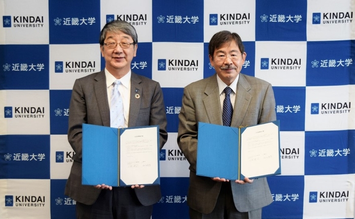 締結式の様子(左:近畿大学学長 細井 美彦、右:エルエヌジージャパン株式会社代表取締役社長 川原 博司)