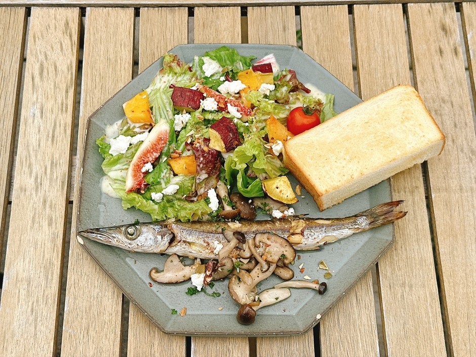 まるごとカマスのコンフィと秋の味覚のサラダトースト