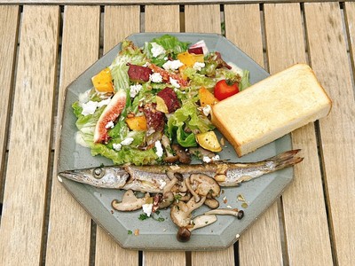 まるごとカマスのコンフィと秋の味覚のサラダトースト