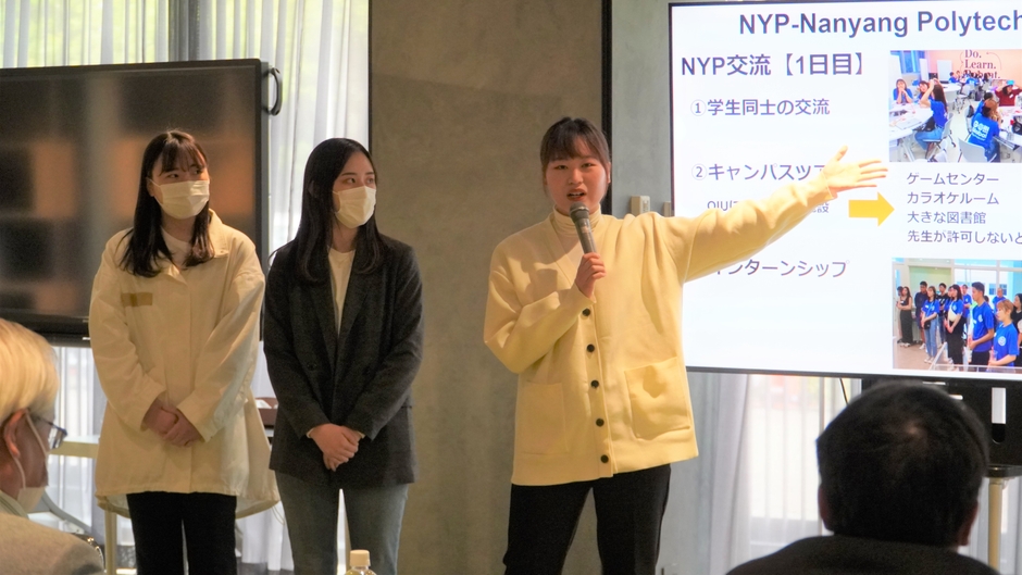 シンガポール研修報告会（対象：学生、教職員）でプレゼンする高見さん