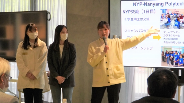 シンガポール研修報告会(対象:学生、教職員)でプレゼンする高見さん