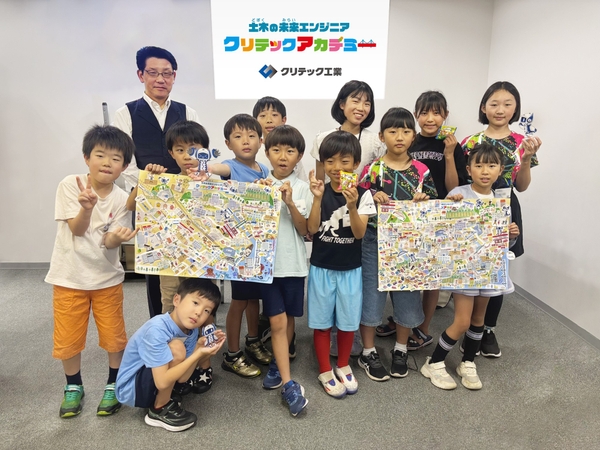 第4回クリテックアカデミーに参加した子どもたちと当社社長が記念撮影