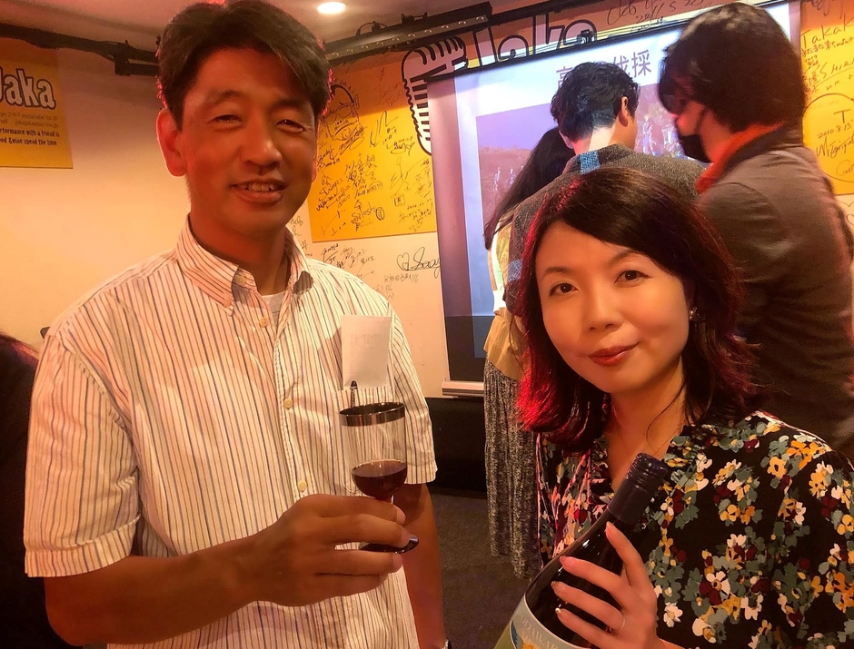 小田原ワインプロジェクト初の試飲会にて(写真左:加藤憲一さん、右:日本ワインなび編集長 田口あきこ)