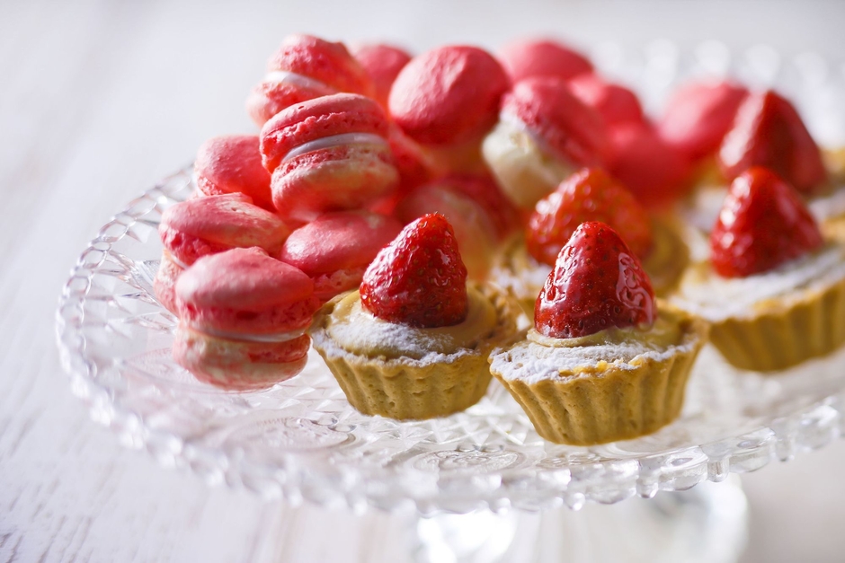 いちごミルクのマカロン&いちごのキャラメルタルト