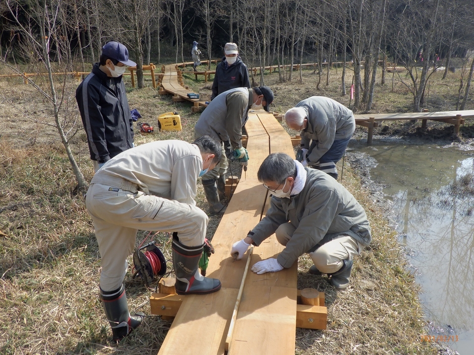 材木を組んだ歩道整備の様子