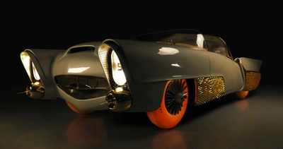 グッドイヤー、復元された1950年代のコンセプトカー 「Golden Sahara II」に発光するタイヤを装着し、世界初披露