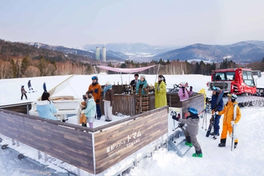 【トマム】ゲレンデにストリートピアノが登場する 「雪山絶景ピアノバー」実施 ～ピアノ演奏とシャンパンを堪能しながら、雪山の絶景を望む～｜期間：2023年3月1日～31日