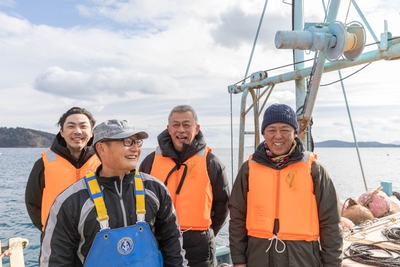 生産者さんのもとを訪れる一の坊総料理長柏原(写真右から2番目)と川村料理長(写真右)