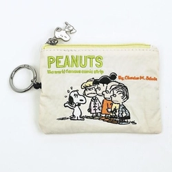 バッグにつけて毎日一緒！スヌーピーの『総刺繍パスポーチ』が可愛くて優秀すぎ