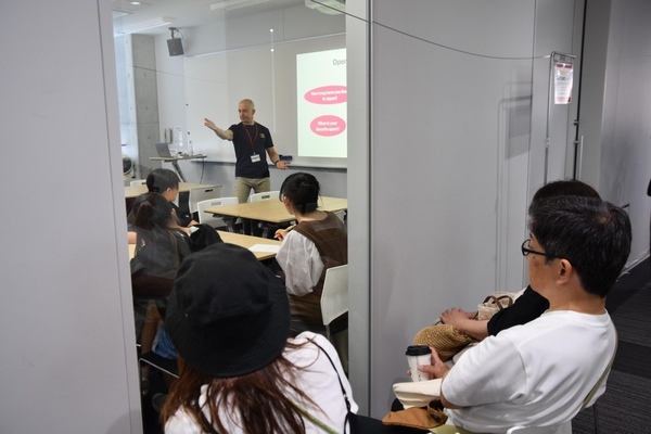 外国語学部の外国人教員による少人数授業。保護者が廊下から見学