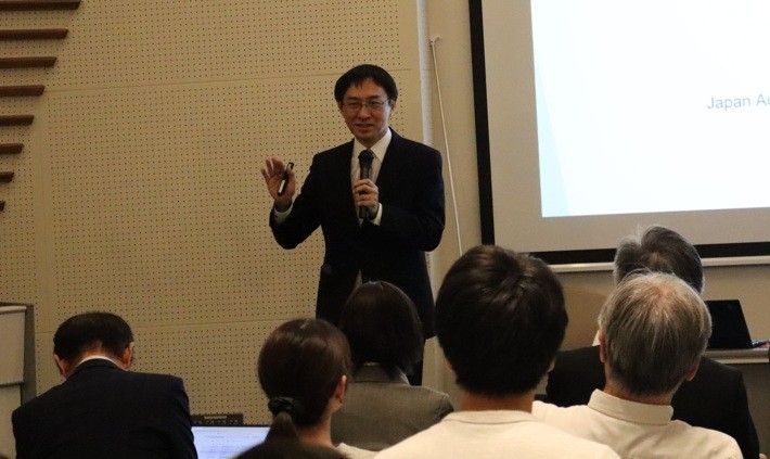 調印式後、特別講演する後藤教授