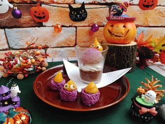 ＜ハロウィンスシーツ完成!!＞ 今年のハロウィンメニューは “コワかわいいモンスター”!?チョコプリンをシャリで巻いた “スシ(寿司)ーツ”がハロウィン仕様で登場!! 「ハロウィン パープルモンスター」 「ハロウィン ひょっこりモンスターパフェ」