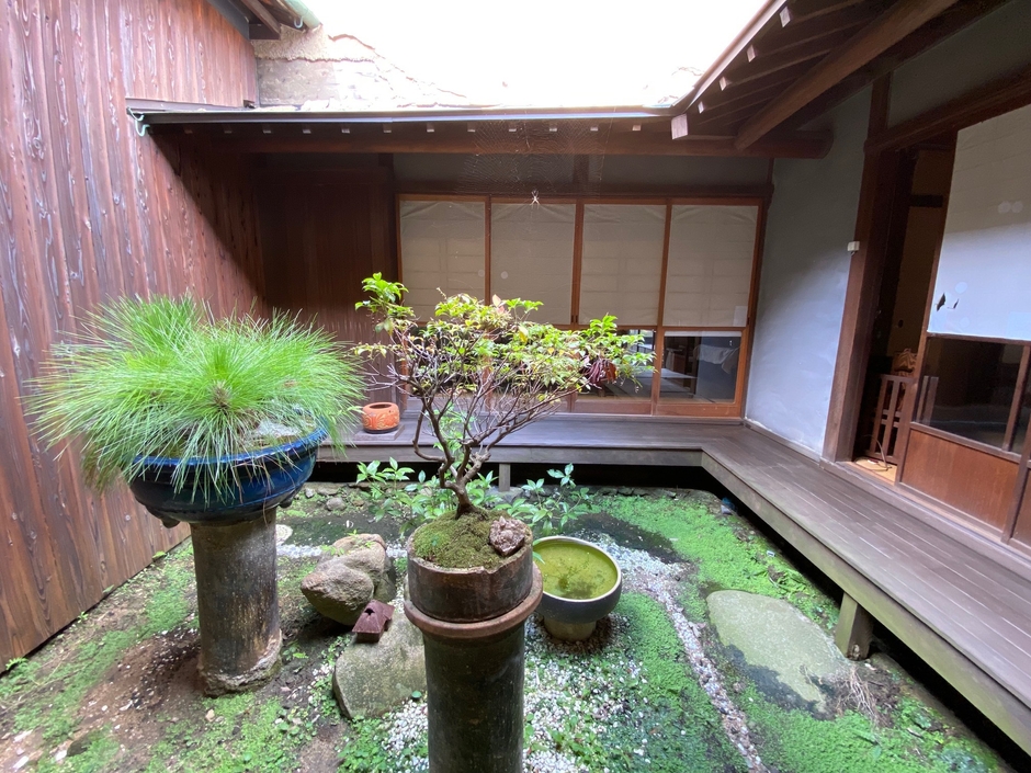 お惣菜処てつや 内庭