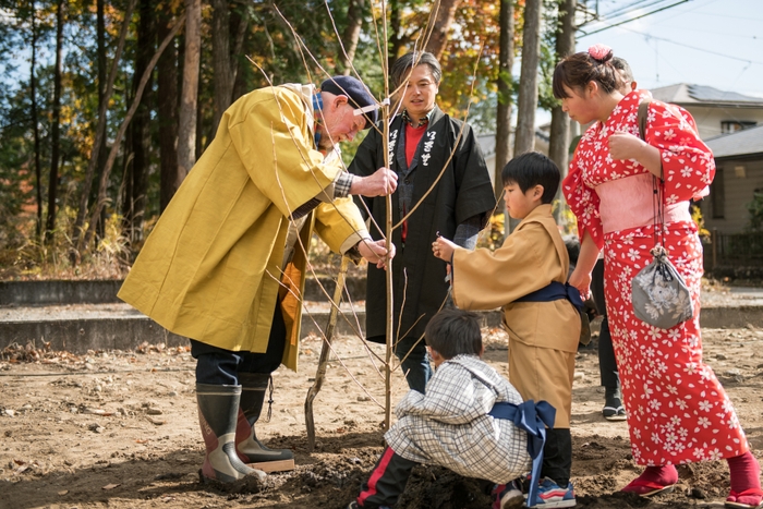 子どもたちと植樹をするユキ氏とニコル氏